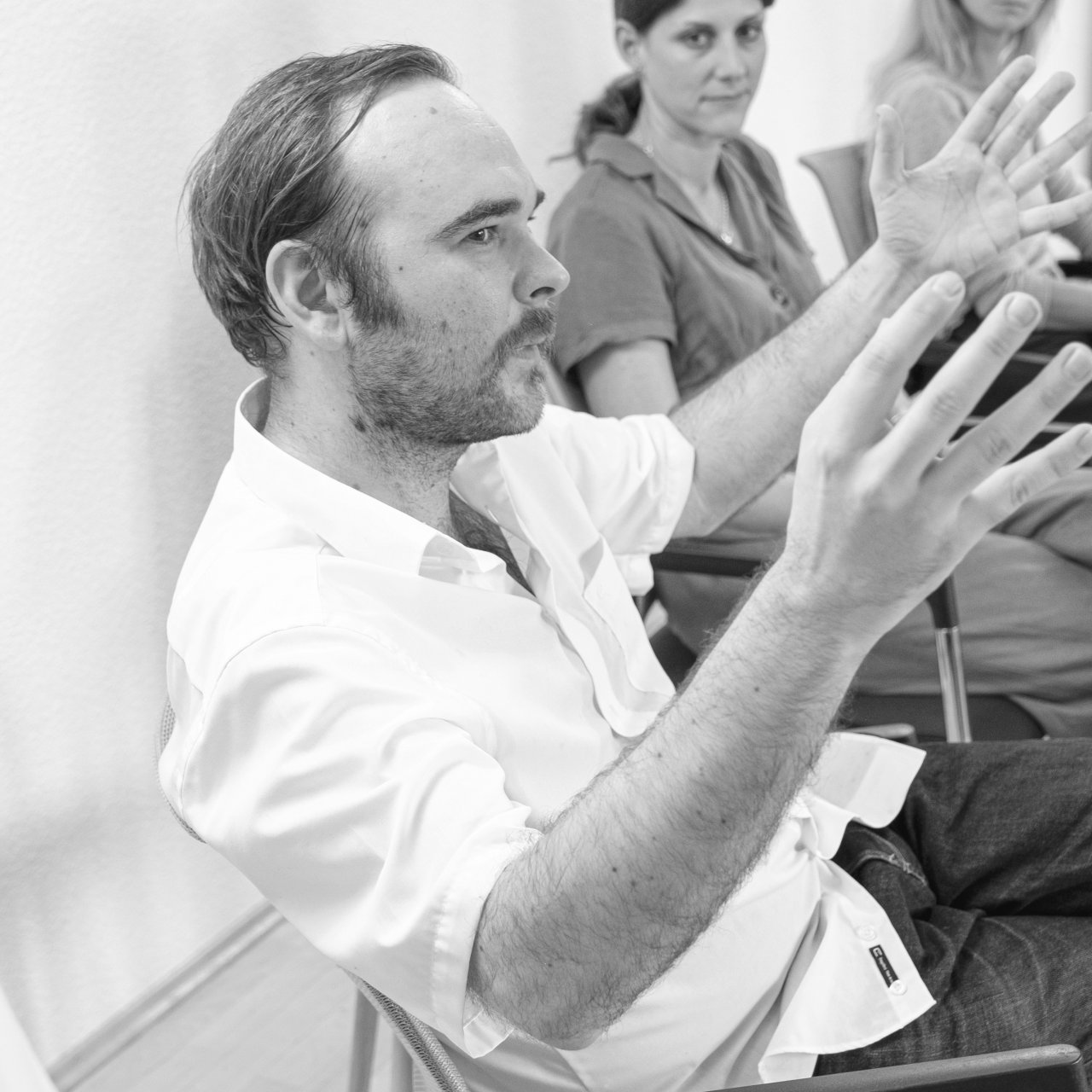 Das Bild zeigt eine Person in einem Seminar zu Konfliktmanagement