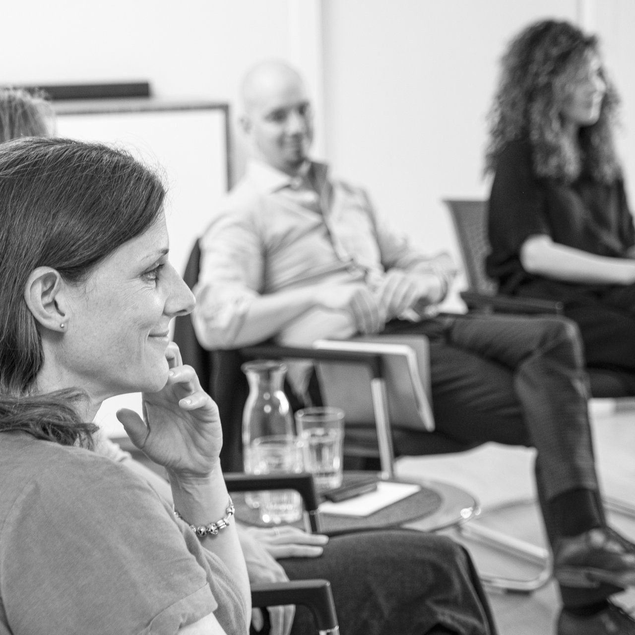 Das Bild zeigt Personen in einem Seminar zur Gestaltung von Ver&auml;nderungsprozessen in der Organisation