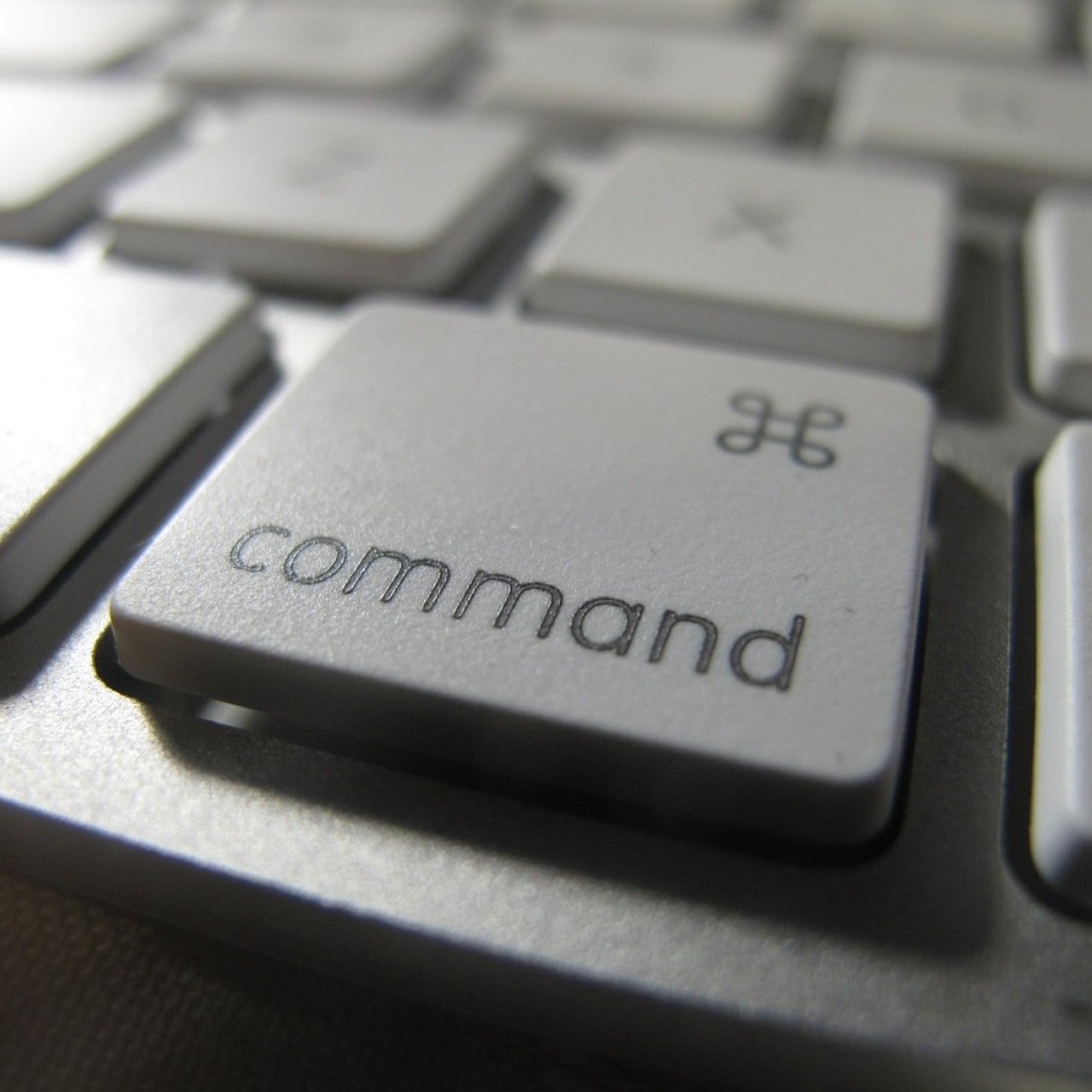 Bild zeigt eine Tastatur als Anspielung auf den F&uuml;hrungsstil Command and Control, das der Text sich mit F&uuml;hrungskr&auml;fteentwicklung befasst.