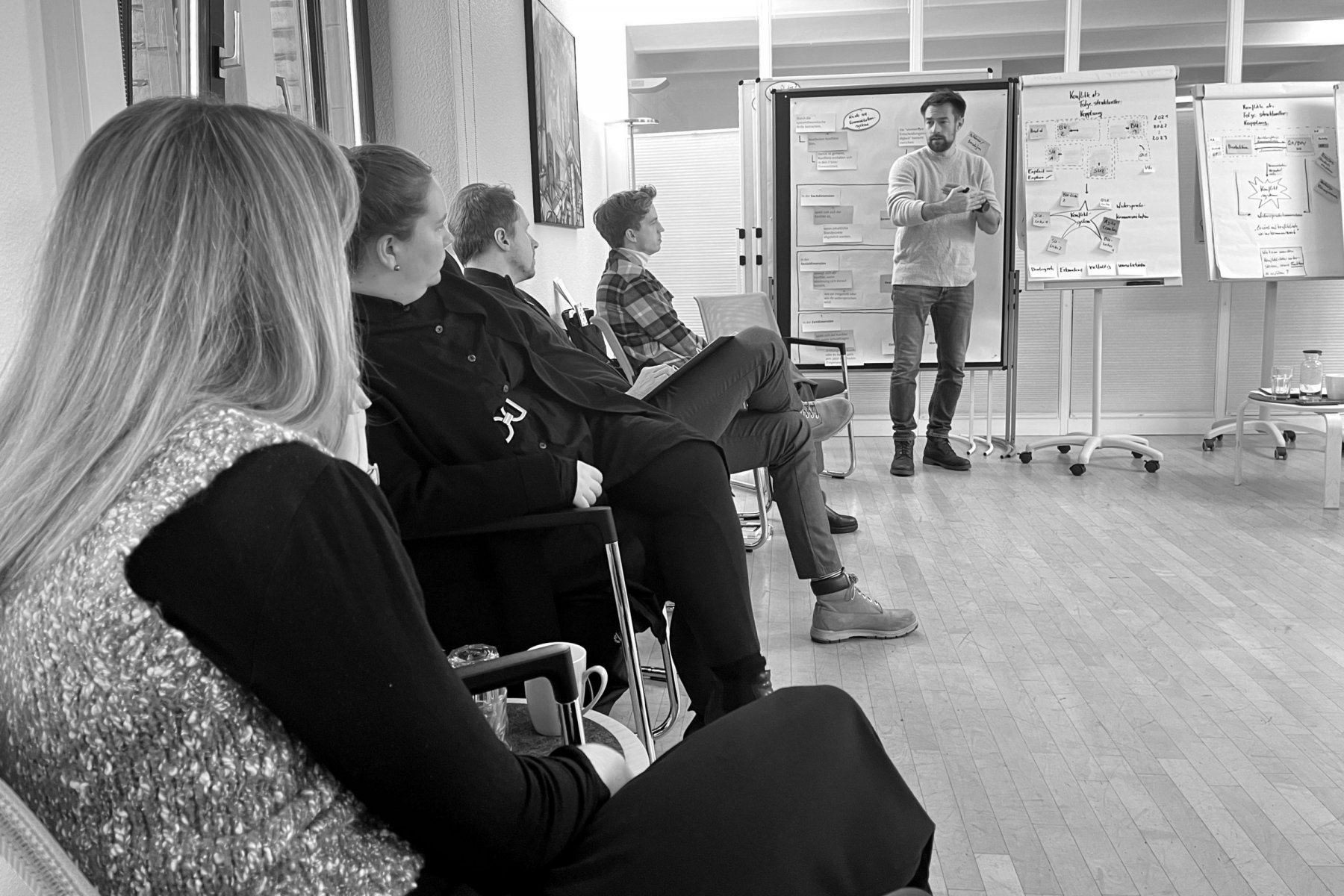 Das Bild zeigt einen Ausschnitt aus einem Seminarraum mit Workshopteilnehmenden und dem Speakter Ren&eacute; Langheinrich