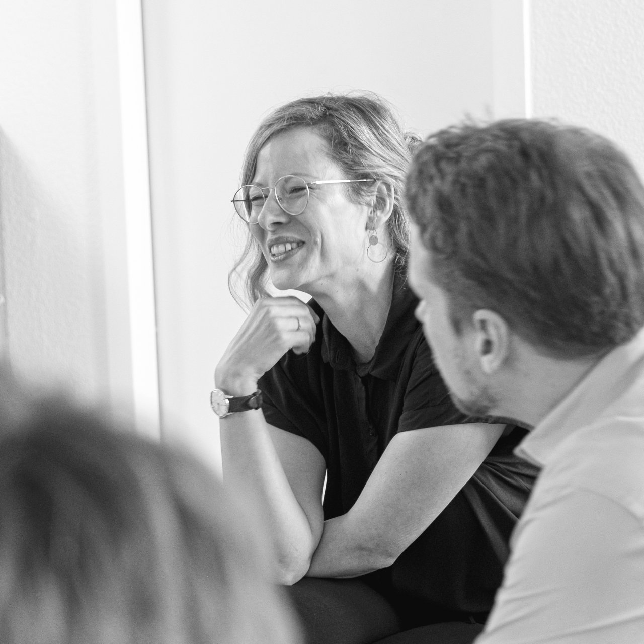 Das Bild zeigt eine Gruppe in einem Seminarraum. Thema: F&uuml;hren im digitalen Raum