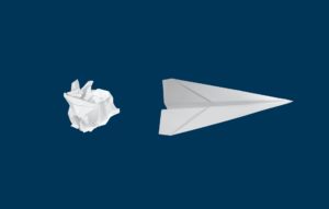 Innovation in der Pandemie. Bild zeigt ein Papierflugzeug, welches aus einem Papierknäuel gefaltet wurde.